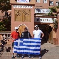 Ouarzazate-Εκκίνηση-Ποδηλάτες και υπεύθυνος υποστήριξης