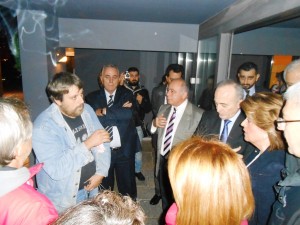 Ο περιφερειακός σύμβουλος Στάθης Ντούρος εκφράζει τα αιτήματα στα στελέχη της τράπεζας