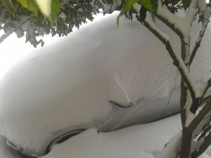 "Θαμμένο" στο χιόνι αυτοκίνητο σε γειτονιά της πόλης...