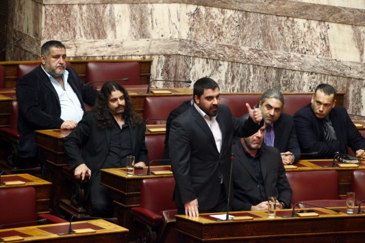 Χάος στη Βουλή με επίθεση χρυσαυγιτών κατά του ΚΚΕ