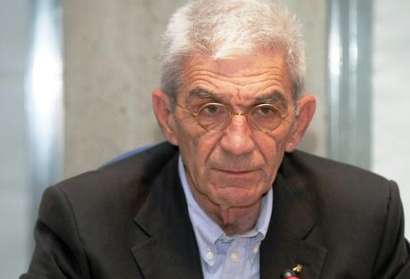 Τα… μαγικά του Γιάννη Μπουτάρη για να κρύψει το τσιγάρο του (photos)