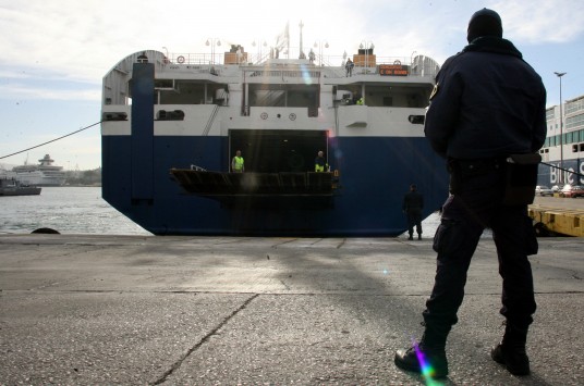 Με πανελλήνιες εξετάσεις η εισαγωγή στις παραγωγικές σχολές του λιμενικού