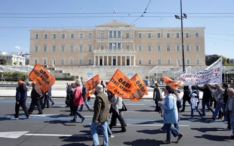 Έξω από τη Βουλή δάσκαλοι και καθηγητές