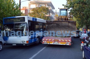 Η διέλευση φορτηγών και λεωφορείων από την Απόλλωνος δημιουργεί αρκετές φορές προβλήματα. Χαρακτηριστικό περιστατικό με "μπλοκάρισμα" και ταλαιπωρία των οδηγών έξω από το ΕΑΚ πριν από λίγες ημέρες.