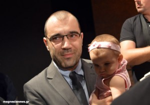 Ο προφυλακισμένος  Βουλευτής Μαγνησίας της Χρυσής Αυγής Παναγιώτης Ηλιόπουλος ορκίστηκε κρατώντας στα χέρια του την κόρη του.