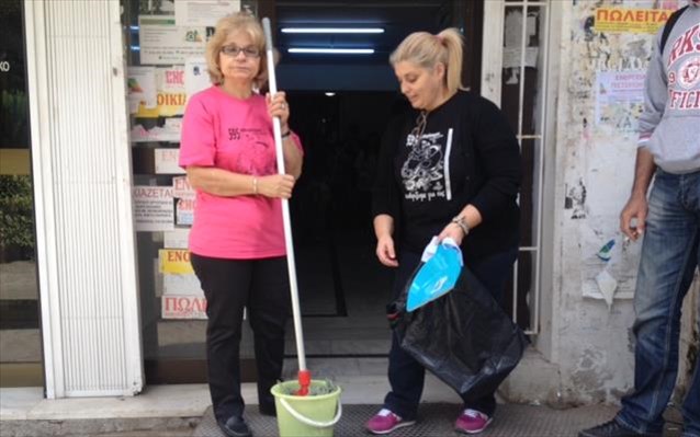 Απολυμένες καθαρίστριες καθάρισαν τη ΔΟΥ Γαλατσίου