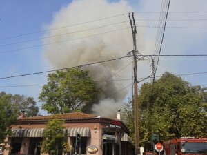 Πυκνοί καπνοί κάλυψαν τον ουρανό, πάνω απ΄όλο σχεδόν το οικοδομικό τετράγωνο