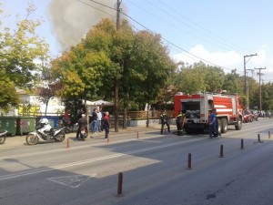 Για να διευκολυνθούν οι πυροσβεστικές δυνάμεις, έγινε διακοπή της κυκλοφορίας 