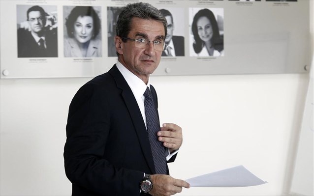 Παράσταση διαμαρτυρίας εκπαιδευτικών στο πολιτικό γραφείο του Ανδ. Λοβέρδου