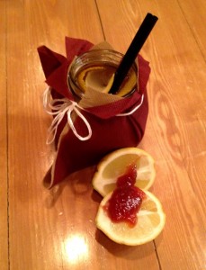 Δοκιμάστε το cocktail Sour Fig στο Café BaCaRe Delis στη Σκενδεράνη 14 στο Βόλο .