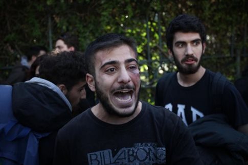 Ένταση μεταξύ φοιτητών και αστυνομίας έξω από τη Νομική