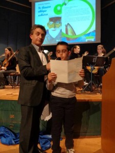 Ο συγγραφέας Δ. Λεϊμονής με μικρό μέλος της Ομάδας Γραφής