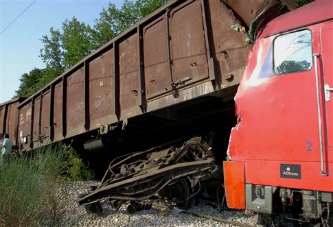 Σύγκρουση ΙΧ αυτοκινήτου με τρένο έξω από τη Θεσσαλονίκη