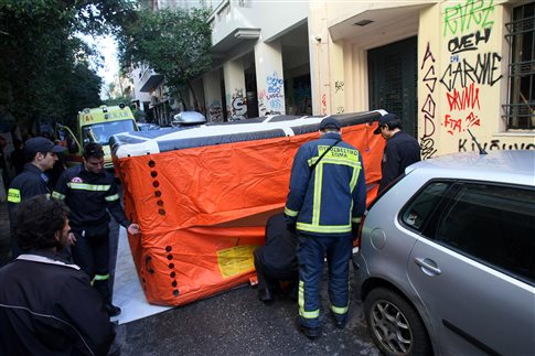 Πήδηξε από τον δεύτερο όροφο φωνάζοντας «συμπαράσταση στον Ρωμανό»