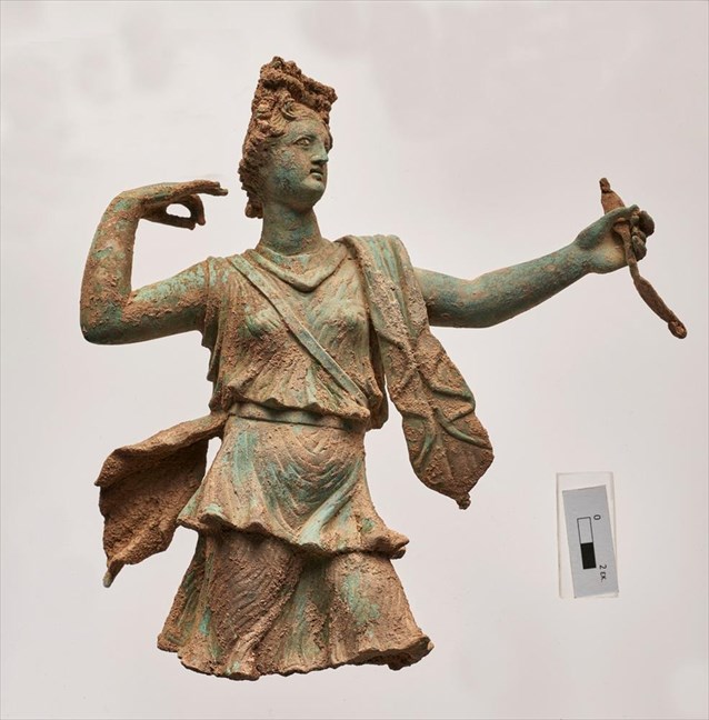 Φωτογραφία που δόθηκε σήμερα στη δημοσιότητα από το Υπουργείο Πολιτισμού και εικονίζει το άγαλμα της Αρτέμιδος που βρέθηκε στον αρχαιολογικό χώρο της Απτέρας, Χανίων.