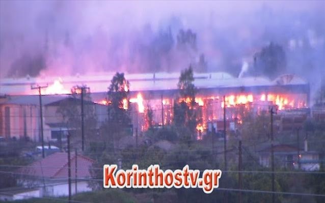 Σε εξέλιξη φωτιά σε εργοστάσιο χαρτιού στην Αρχαία Κόρινθο