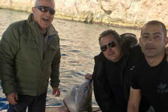 WWF: Ντροπιαστική η εικόνα του υπουργού Καμμένου με τον καρχαρία