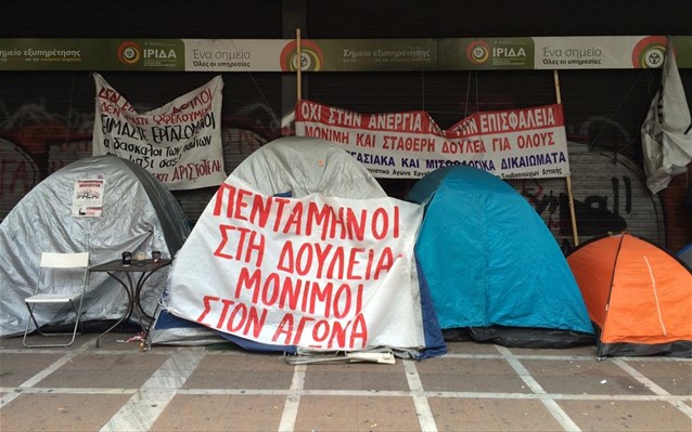 Παραμένουν με σκηνές έξω από το υπ. Εργασίας οι εργαζόμενοι των πεντάμηνων
