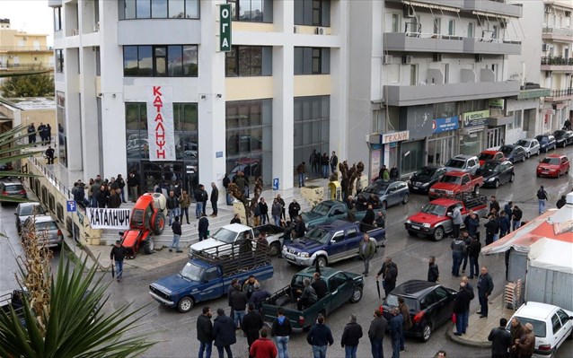 Ηράκλειο: Κατάληψη του περιφερειακού καταστήματος του ΟΓΑ από αγρότες