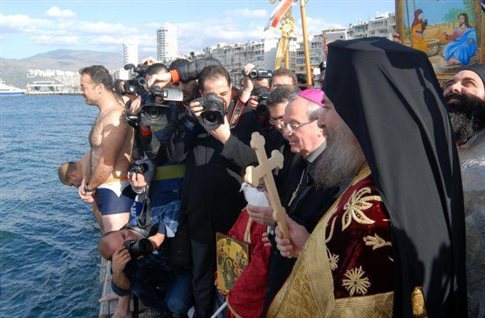 Ιστορικός αγιασμός των υδάτων στο λιμάνι της Σμύρνης μετά από 94 χρόνια