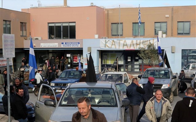 Ηράκλειο: Συνεχίζεται ο αποκλεισμός της ΔΟΥ από αγρότες