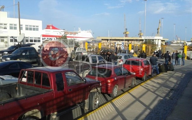 Αποκλεισμός του τελωνείου Ηρακλείου από αγρότες