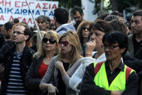 Στα γραφεία του ΣΥΡΙΖΑ εργαζόμενοι στις κοινωνικές δομές των δήμων