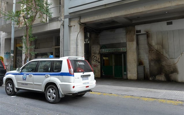 Μολότοφ εναντίον ΜΑΤ έξω από τα γραφεία του ΠΑΣΟΚ