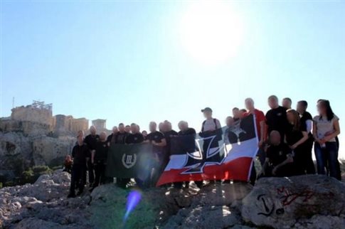 Γερμανοί νεοναζί με φόντο την Ακρόπολη για την εκδήλωση της Χρυσής Αυγής