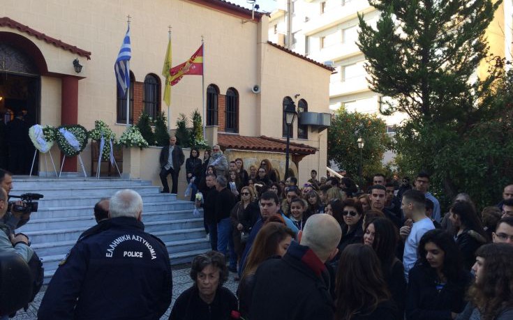 Πλήθος κόσμου «αποχαιρετά» τον Παντελή Παντελίδη (photos)