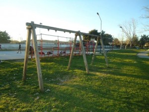 Μόνο τα στηρίγματα, έμειναν από τις κούνιες… 