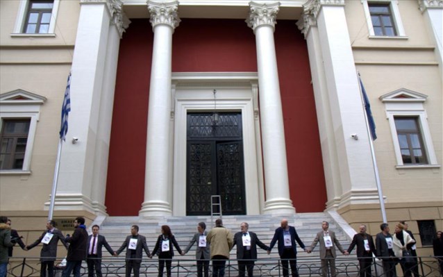 Ανθρώπινη αλυσίδα από δικηγόρους στο δικαστικό μέγαρο Πάτρας