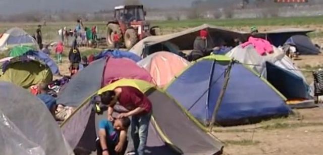 Ειδομένη: Αγρότης όργωνε με τρακτέρ δίπλα στις σκηνές των προσφύγων