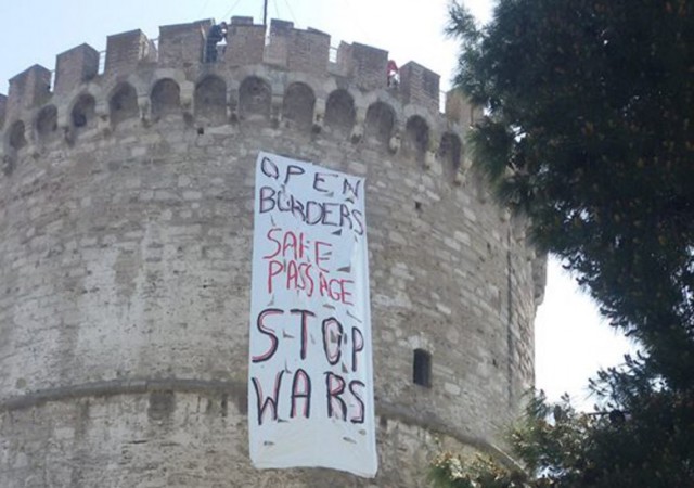 Πανό στον Λευκό Πύργο για τους πρόσφυγες – Τρεις προσαγωγές