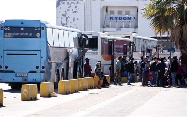 Τρία λεωφορεία με πρόσφυγες αναχώρησαν από Πειραιά για Κόνιτσα