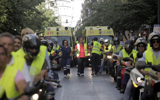 Σε εξέλιξη συγκέντρωση εργαζομένων στο ΕΚΑΒ