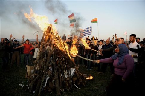 Εγκλωβισμένοι στην Ειδομένη, κούρδοι πρόσφυγες γιορτάζουν το Νεβρόζ