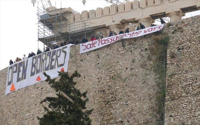 Πανό «ανοίξτε τα σύνορα» στην Ακρόπολη