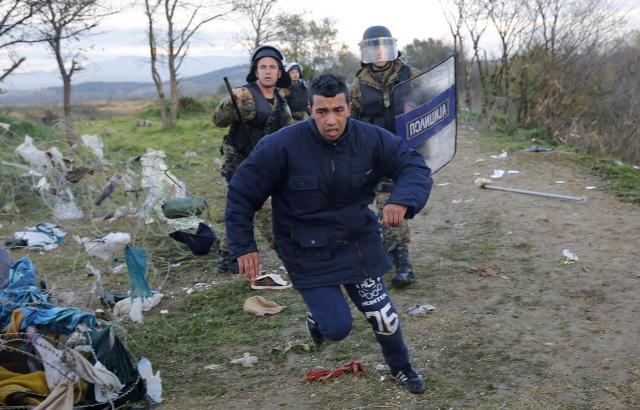 Πώς περιγράφουν οι πρόσφυγες τις ώρες που πέρασαν κρατούμενοι στην ΠΓΔΜ
