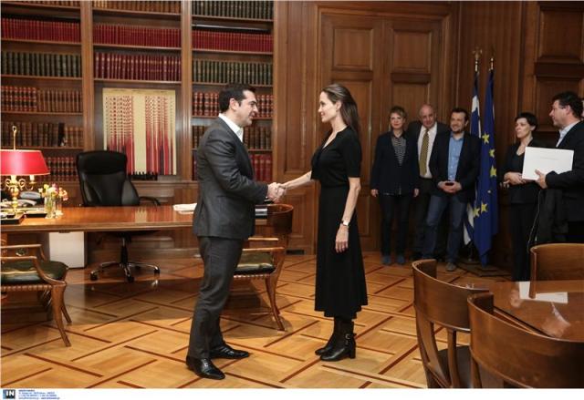Πιπιλή: H αποκρουστική εμφάνιση Τζολί στο Μαξίμου και τα τρία «λιγούρια»