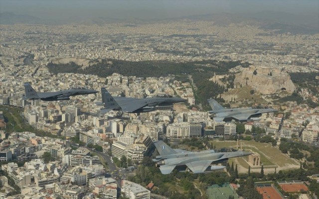 Αμερικανικά και ελληνικά μαχητικά σε χαμηλή πτήση πάνω από την Αθήνα