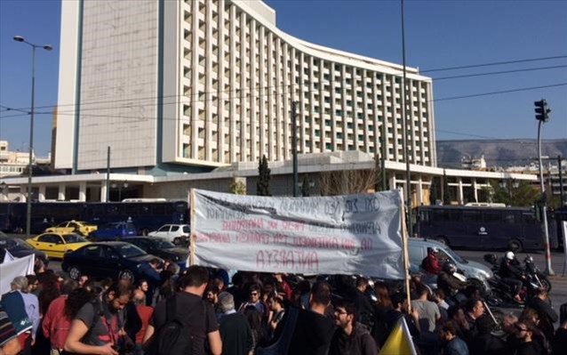 Συγκέντρωση κατά της συμφωνίας με τους θεσμούς απέναντι από το Hilton