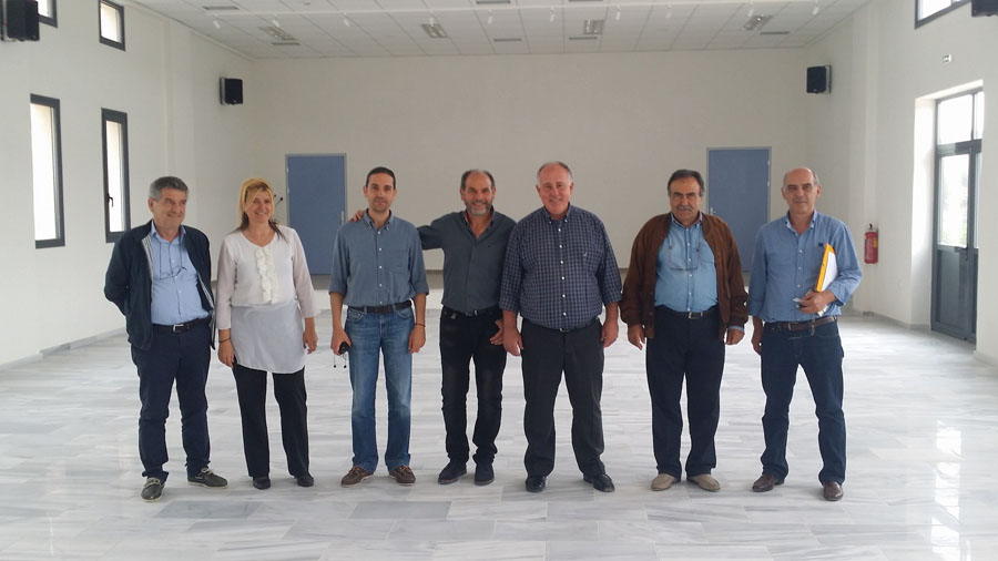 Εμφανώς ικανοποιημένοι ο Δήμαρχος Ρήγα Φεραίου Δημήτρης Νασίκας και οι συνεργάτες του ποζάρουν στον φωτογραφικό φακό.