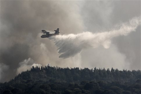 Γερασμένα Καναντέρ ρίχνονται στη μάχη με τις φλόγες