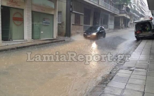 Προβλήματα στη Λαμία από ισχυρή καταιγίδα και χαλαζόπτωση