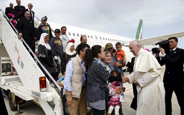 Αναχώρηση προσφύγων από την Ελλάδα προς Ρώμη μετά την πρόσκληση του Πάπα