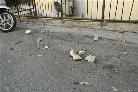 Πετροπόλεμος έξω από το σπίτι του Αλέκου Φλαμπουράρη