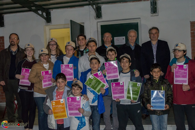 Τελειόφοιτοι της Σχολής Αστρονομίας με τα απολυτήριά τους και τους καθηγητές τους.