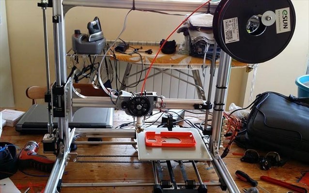 mathites-kataskeuasan-automati-mixani-pou-metamorfonei-plastika-mpoukalia-se-thikes-gia-kinita-