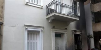 Μολότοφ κατά των ΜΑΤ κοντά στην κατοικία του Αλ. Φλαμπουράρη στα Εξάρχεια